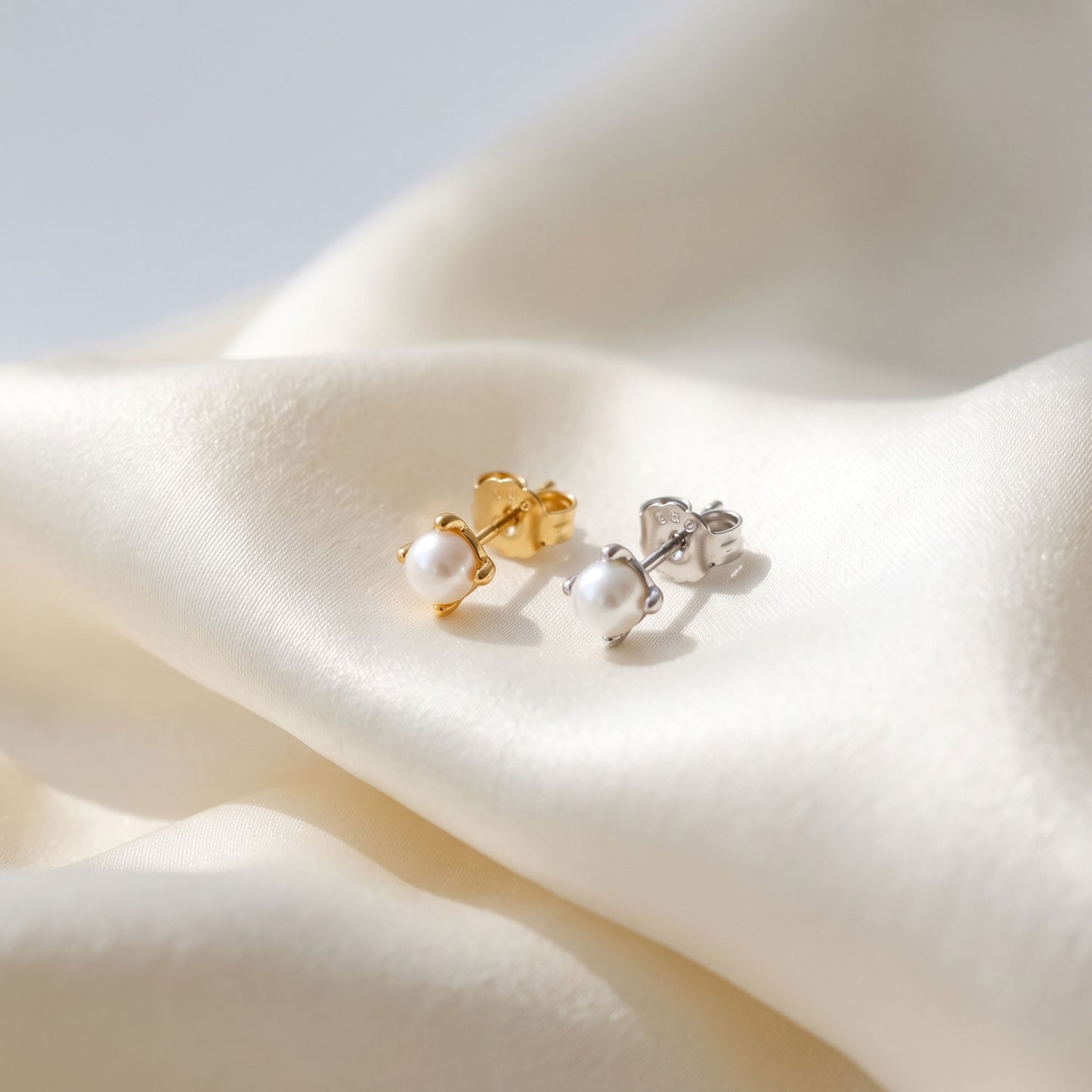 Simple Pearl Stud